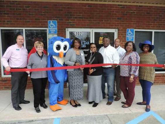 BIZ Wise ribbon cut 0125