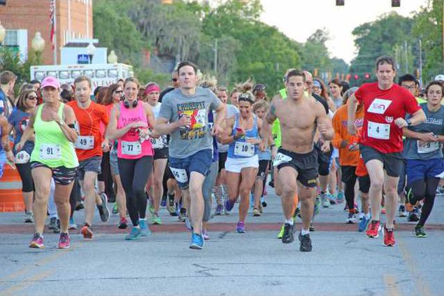 RunnersTakeOffToStartRace