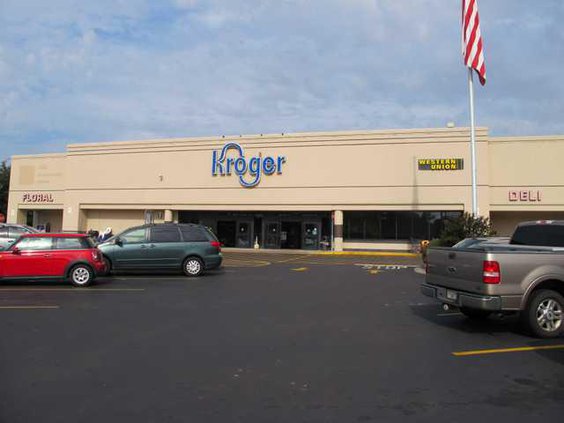 Kroger sign with owl sitting on the g