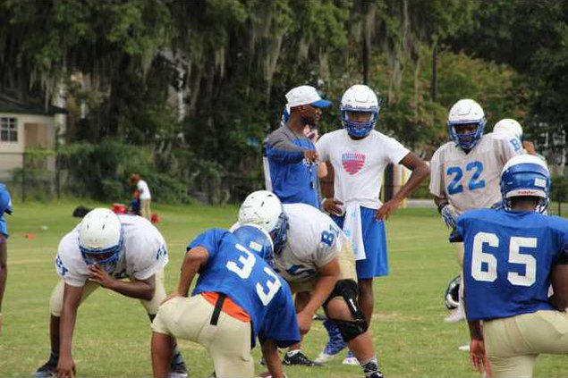 CoachGregHillPrepsTeamForLakeside