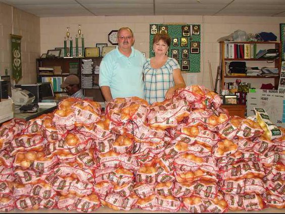 DeLoaches Donate Onions to Long 4H Club