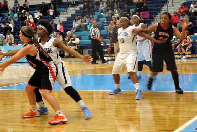 1 The Lady Blue Tide lost their first game of the year on Sat to Metter