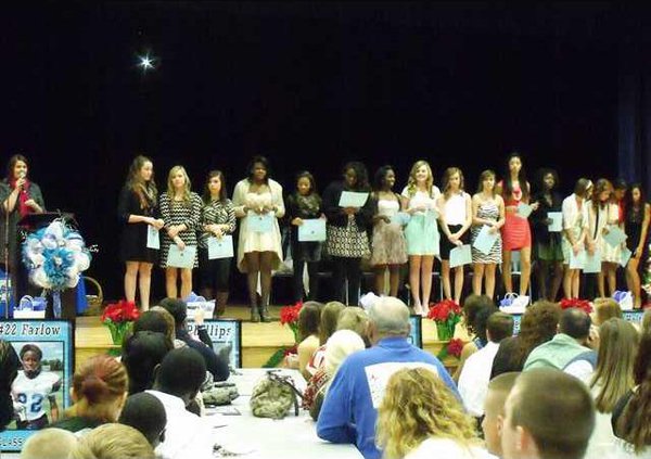 6 for Fri 12-27 Cheerleaders Get Awards at Banquet