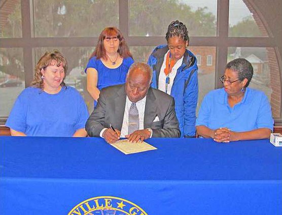 Lisa Vaughn Andrea Robbins Kierra Rustin 16 and Gale Dent with Mayor Thomas