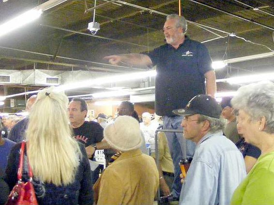 Auctioneer pointing3