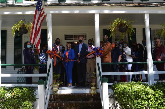 Global Biz ribbon cutting