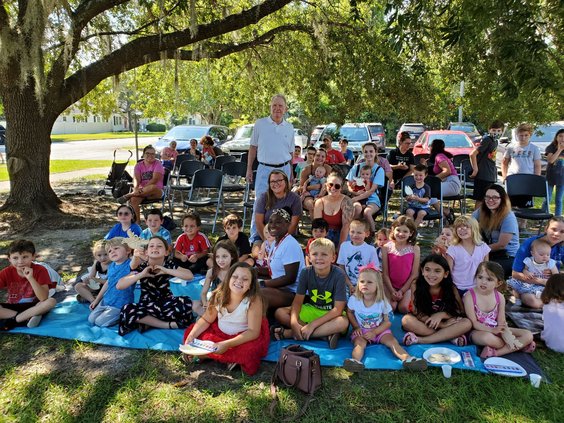 State Rep. Buddy DeLoach read a book to children