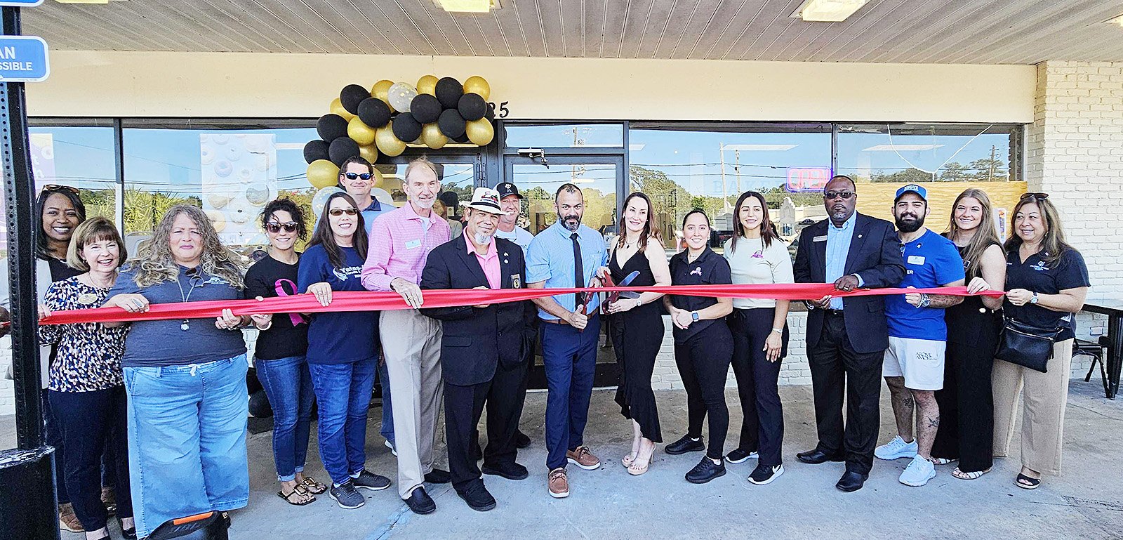 Chamber helps Dulce Delicia cut ribbon on its new location
