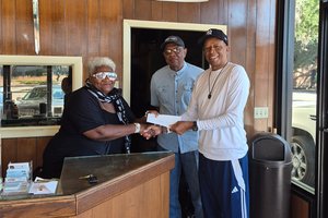 Seven Ministries donates to Manna House