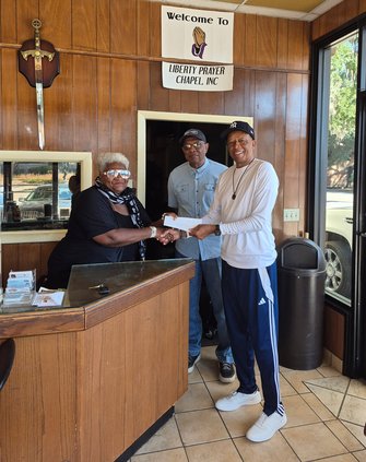 Seven Ministries donates to Manna House