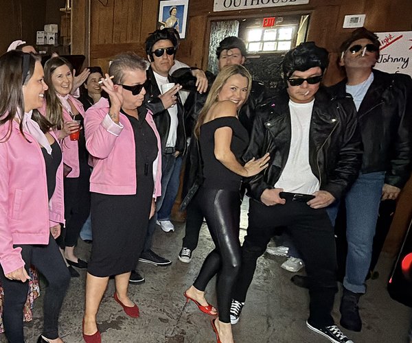 Chamber takes over Parrot and Frog for celebrity bartending