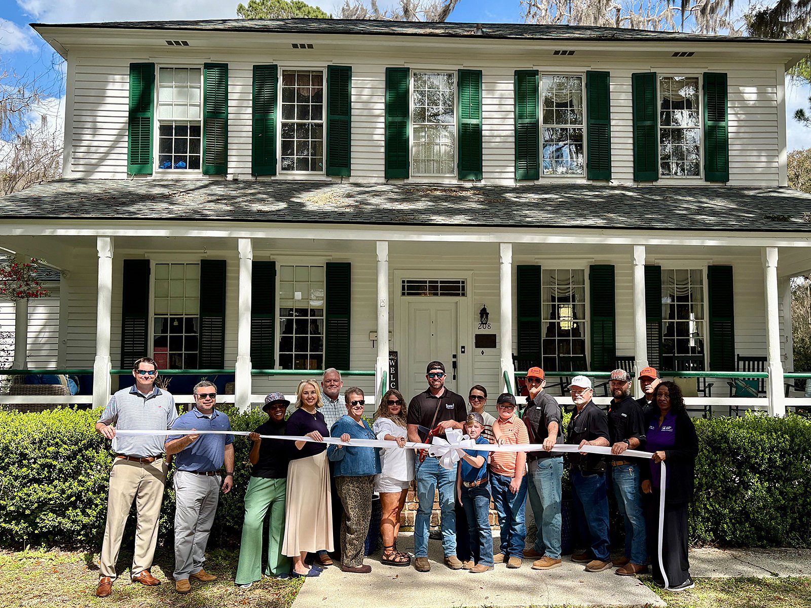 Chamber helps Summit Tree & Land Solutions with ribbon cutting
