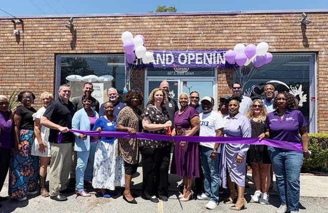 Sistas Thrift Shop celebrates opening with a ribbon cutting