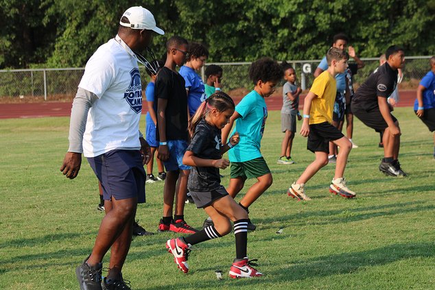 Peterson shows kids the ropes at LCRD camp