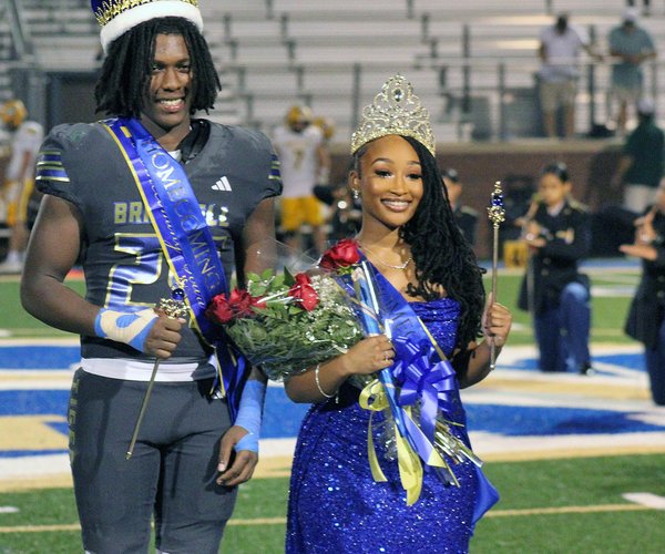 Bradwell crowns homecoming royalty
